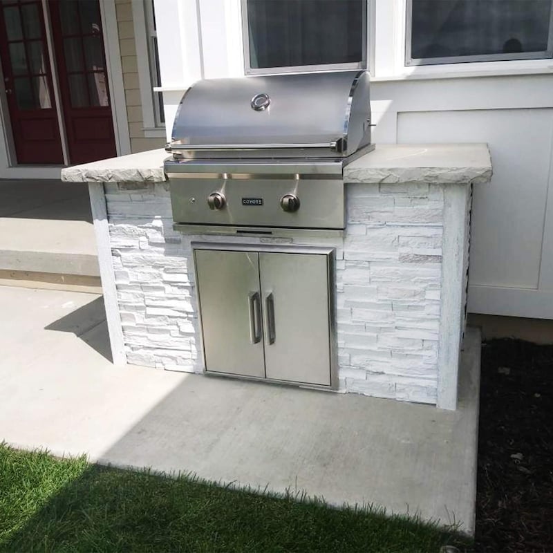 Coyote Ready-To-Assemble 5 Ft Outdoor Kitchen Island With 28-Inch C-Series Natural Gas Grill (Ships As Propane With Conversion Fittings) - Stacked Stone/Modern White - RTAC-G5-SW-C1C28NG